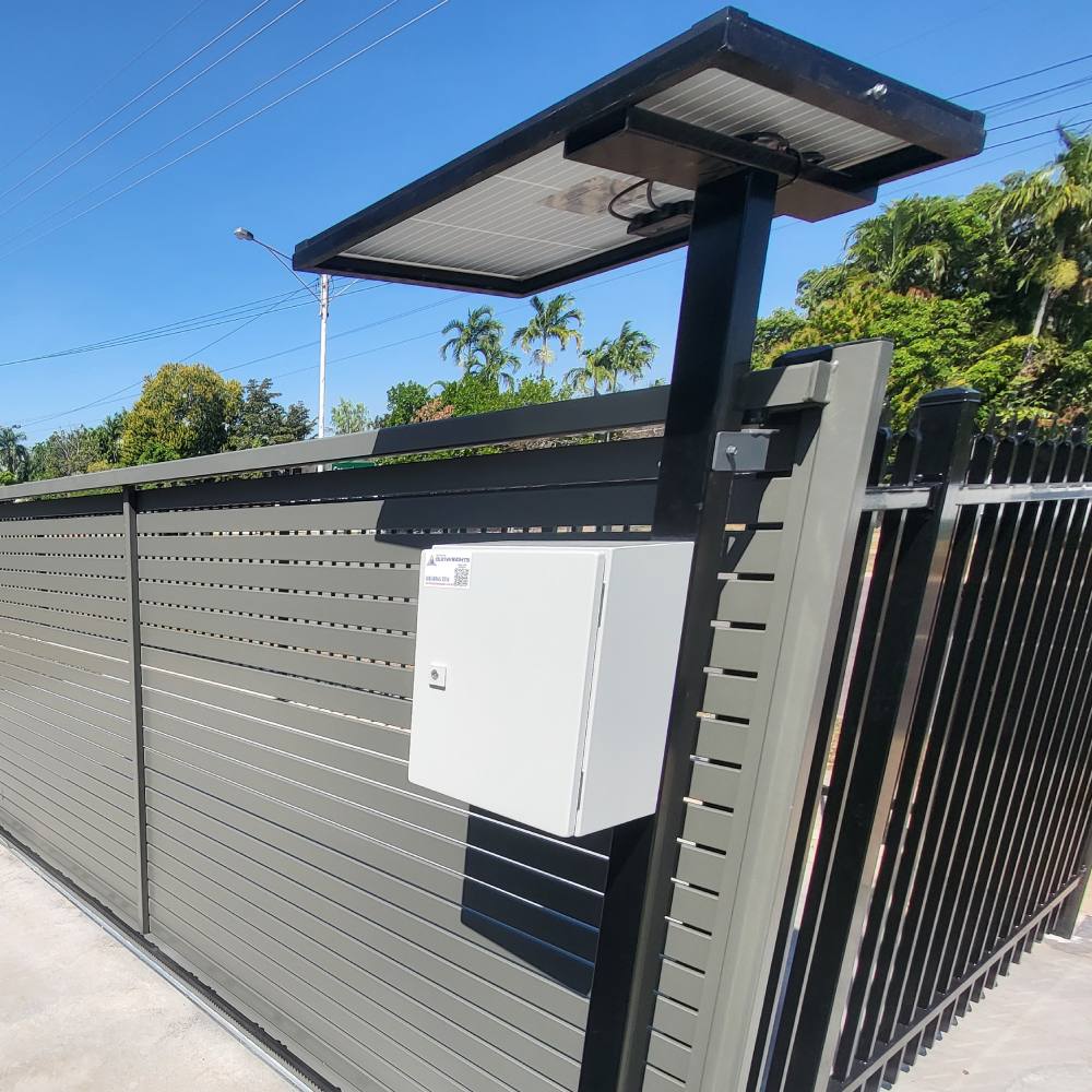 Solar powered sliding gate with Duntech motor